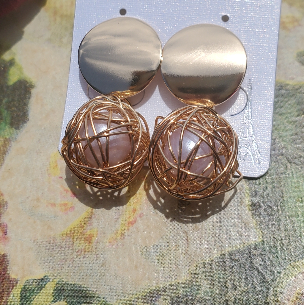 Earring.
